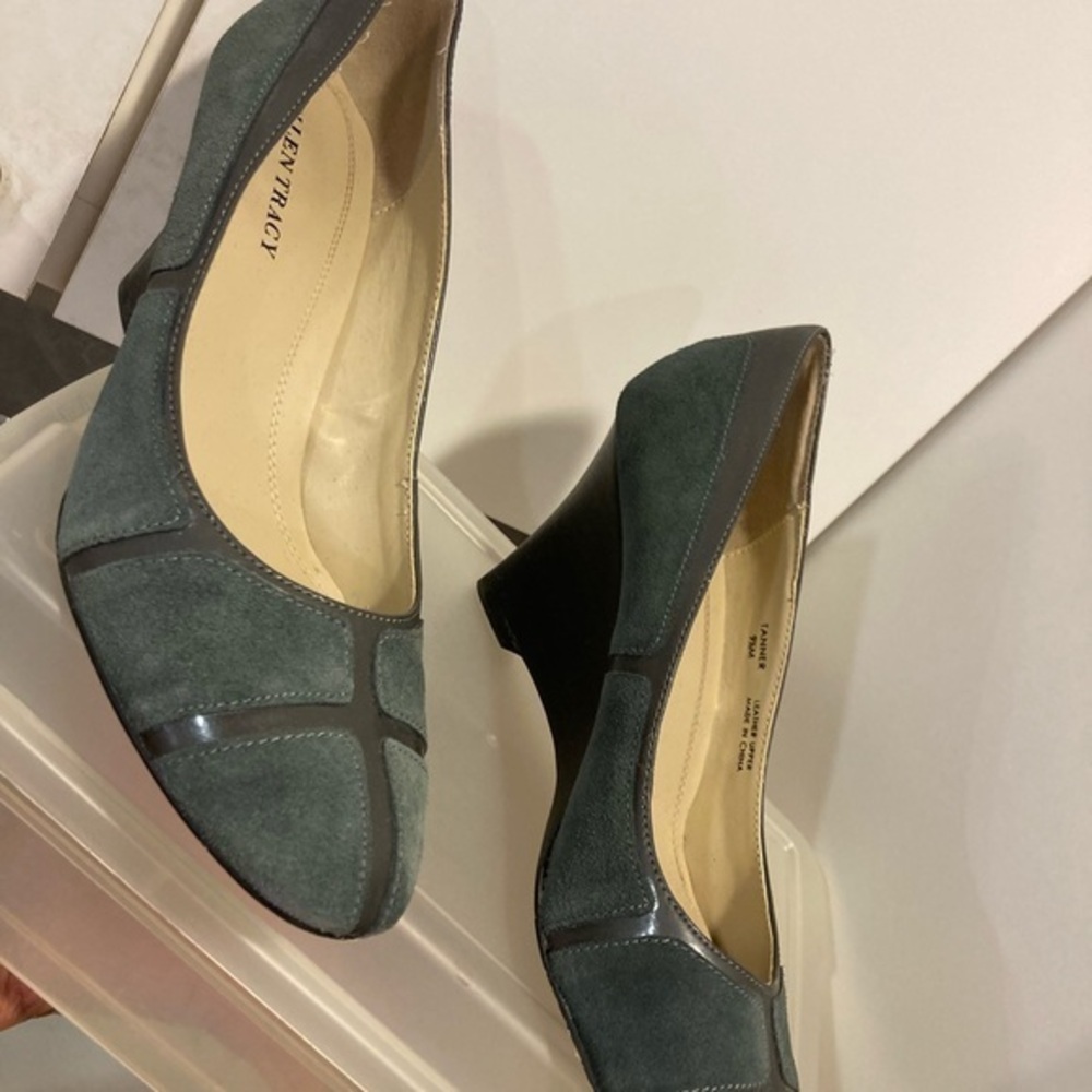ELLEN TRACEY NEW Suede  Window Pane  Wedge  Gray  9.5 - - Picture 3 of 12